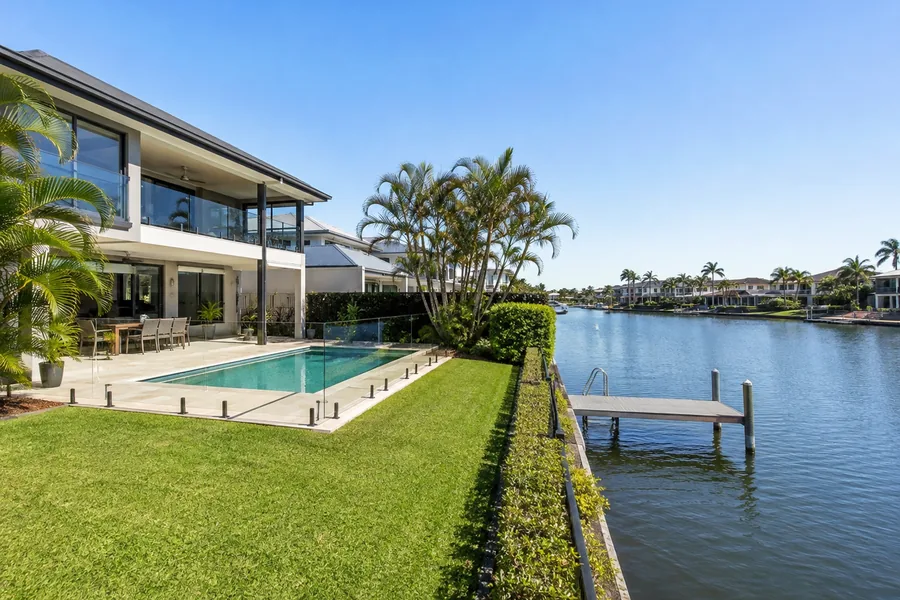 burleigh waters buyers agent waterfront lakefront homes Waterfront and lakefront homes in Burleigh Waters on the Gold Coast.