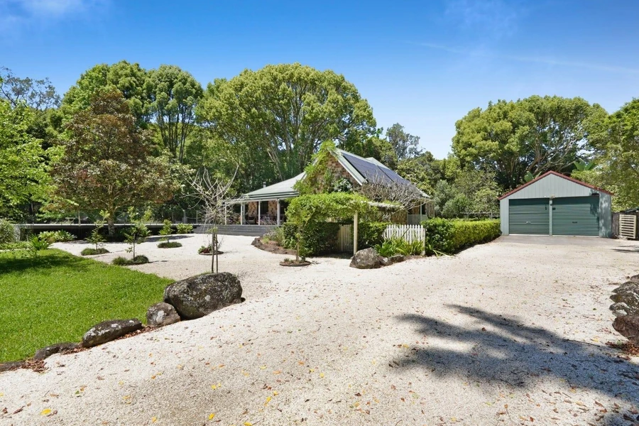 currumbin valley buyers agent acreage home Currumbin Valley Buyers Agent acreage home surrounded by green land, mature trees and hinterland scenery