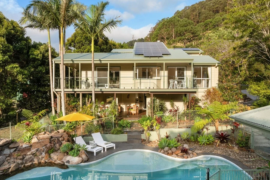 tallebudgera valley buyers agent acreage home Tallebudgera Valley Buyers Agent acreage home surrounded by green land and mature trees